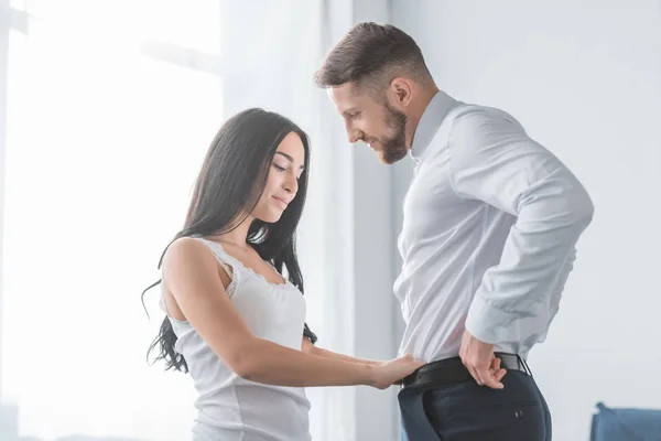 Bonita Chica Morena Tocando Pantalones Hombre Guapo Barbudo Camisa Blanca — Foto de Stock