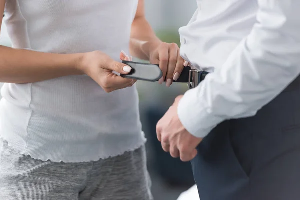 Bijgesneden Beeld Van Vrouw Holding Gordel Buurt Van Man Staande — Stockfoto