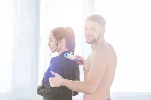 Homem Muscular Alegre Limpeza Formal Desgaste Mulher Morena Feliz — Fotografia de Stock