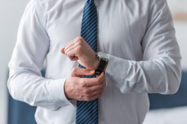 resmi giyim dokunaklı saat işadamı kırpılmış görünümü 