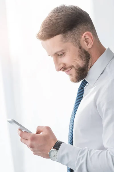 Cheerful Bearded Man Suit Smiling While Using Smartphone — Stock Photo, Image
