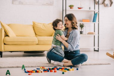 Anne ve oğlu oturma odasında birlikte oynuyor