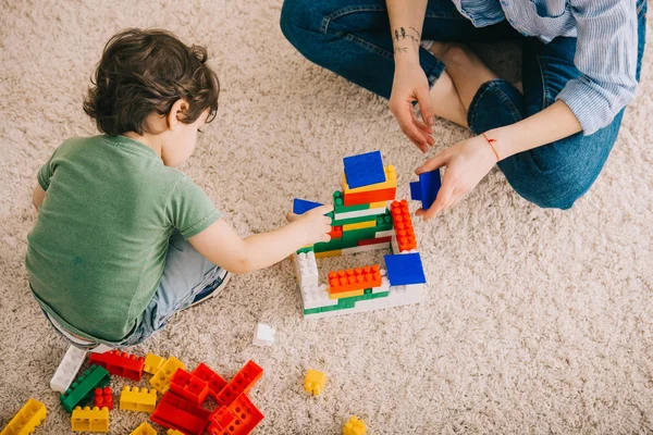 Bijgesneden Weergave Van Moeder Zoon Spelen Met Speelgoed Blokken Tapijt — Stockfoto