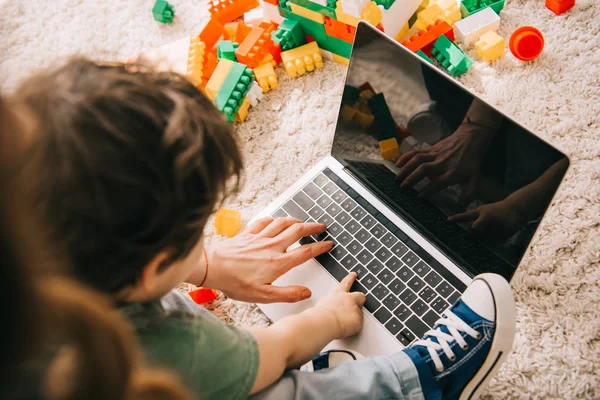 Beskuren Syn Mor Och Son Sitter Mattan Och Använda Laptop — Stockfoto