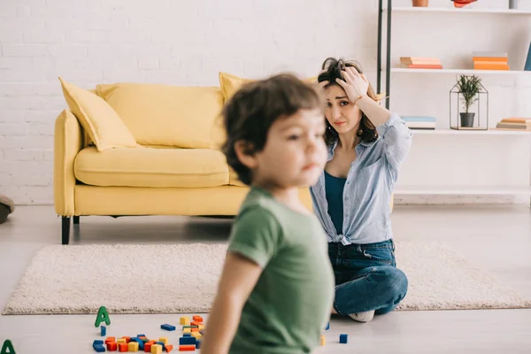 Selektiv Fokus För Liten Pojke Och Trött Mamma Röra Huvudet — Stockfoto