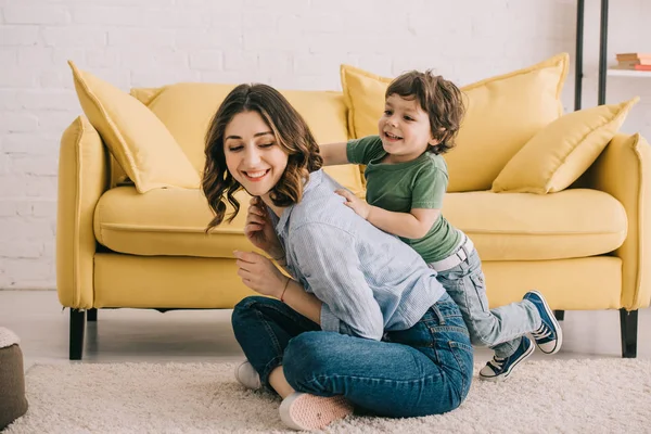 Mutter Und Sohn Spielen Zusammen Wohnzimmer — Stockfoto