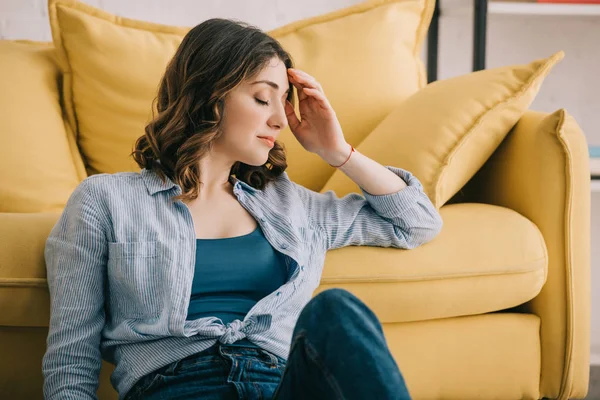 Mujer Cansada Sentada Cerca Sofá Amarillo Con Los Ojos Cerrados — Foto de Stock