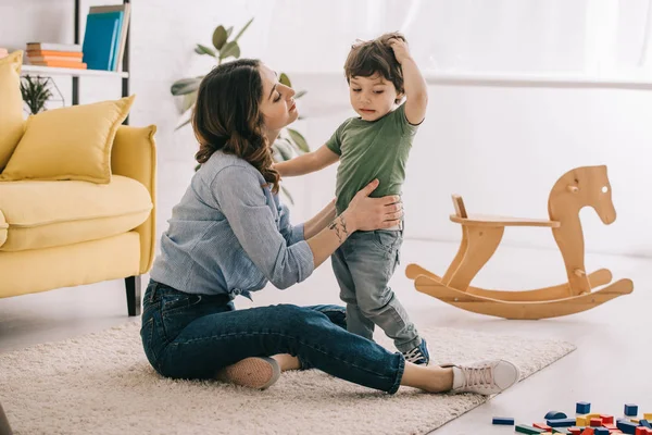 Mãe Filho Brincando Juntos Sala Estar — Fotografia de Stock