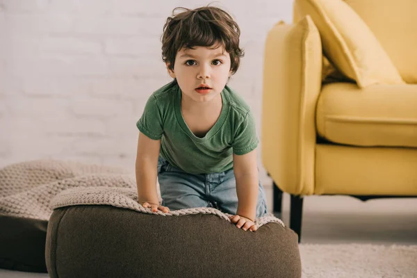 Vedere Din Față Băiețelului Tricou Verde Așezat Pouf — Fotografie, imagine de stoc