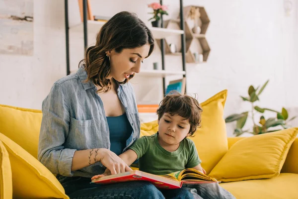 Mama Fiul Stau Canapea Galbenă Citesc Cartea — Fotografie, imagine de stoc