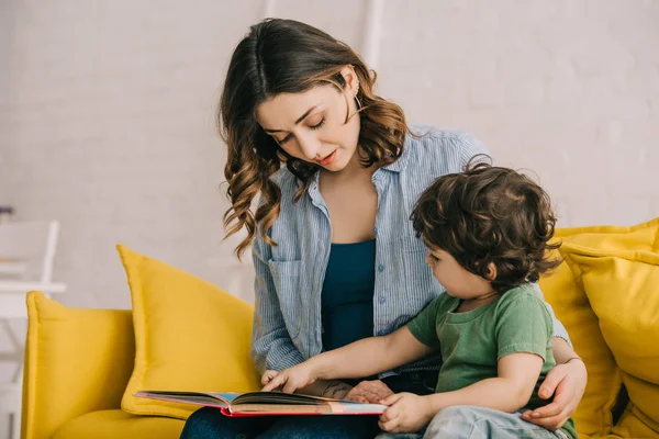 Mamma Figlio Seduti Sul Divano Giallo Libro Lettura — Foto Stock