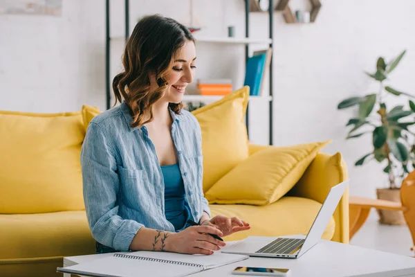 Freelancer Sorridente Camisa Azul Trabalhando Com Laptop Sala Estar — Fotografia de Stock