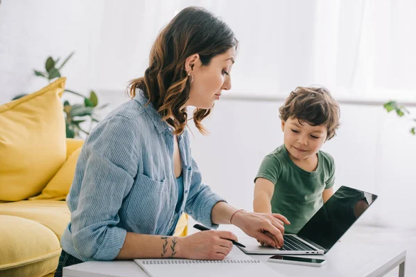 Kind Aanraken Laptop Toetsenbord Terwijl Moeder Werken Thuis — Stockfoto