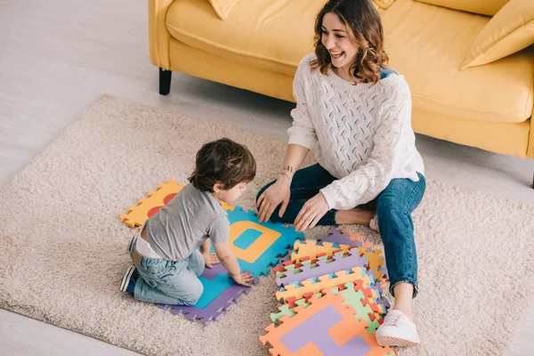 Anya Fia Játszik Ábécé Puzzle Mat Szőnyegen — Stock Fotó