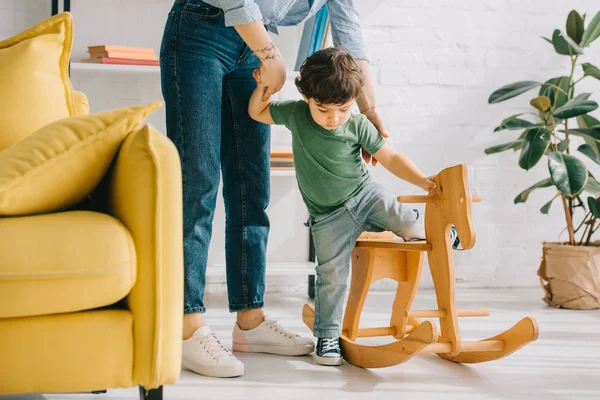 Beskuren Syn Mor Och Son Med Trä Gungande Häst — Stockfoto