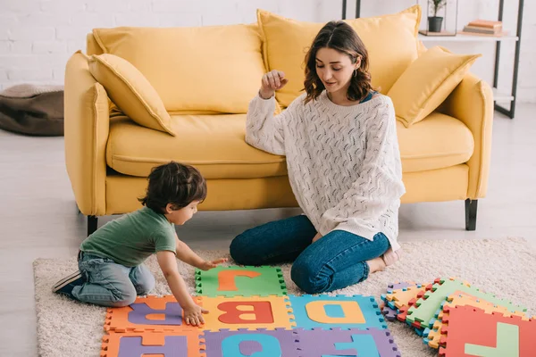 Madre Hijo Jugando Con Alfabeto Alfombra Rompecabezas Alfombra — Foto de Stock