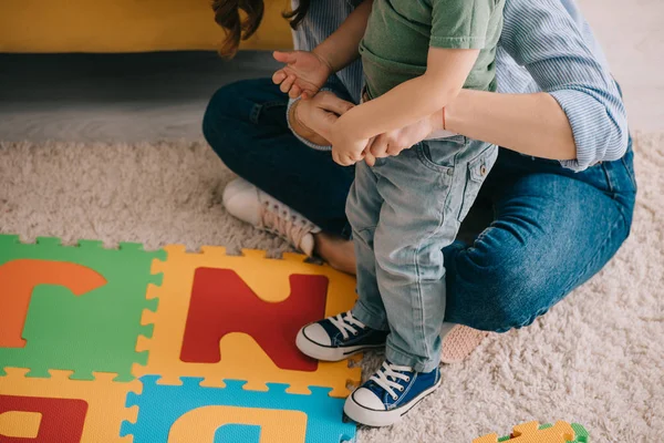 Vista Parcial Madre Hijo Con Alfabeto Alfombra Rompecabezas Alfombra — Foto de Stock