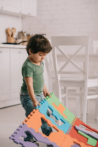 Niedliches Kind Grünen Shirt Spielt Mit Puzzle Matte — Stockfoto