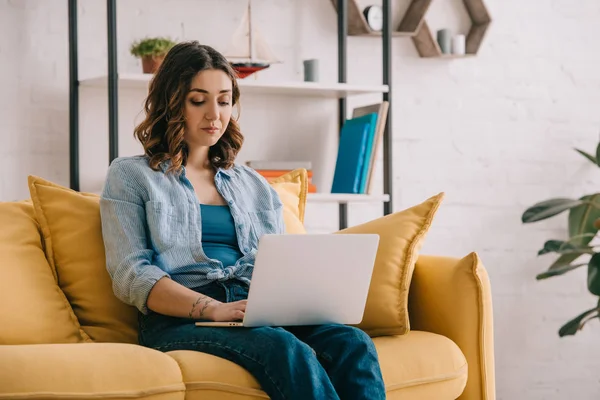 Freelancer Atraente Sentado Sofá Amarelo Usando Laptop — Fotografia de Stock