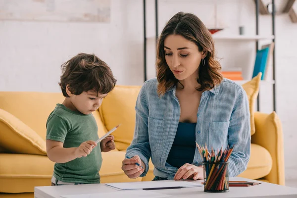 Madre Hijo Dibujando Con Lápices Color Sala Estar — Foto de Stock