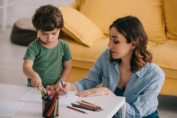 Ibu Dan Anak Menggambar Dengan Pensil Warna Ruang Tamu — Stok Foto