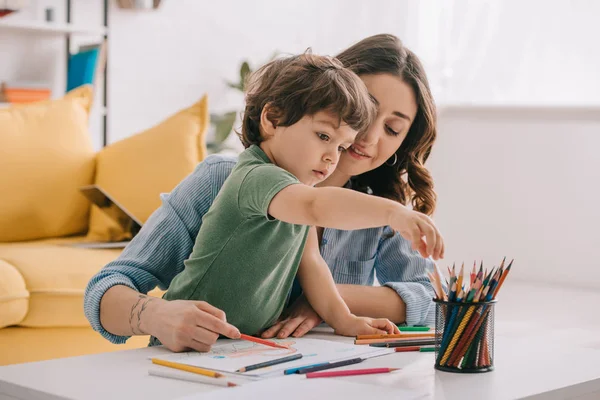 Mor Och Son Ritning Med Färgpennor Vardagsrummet — Stockfoto