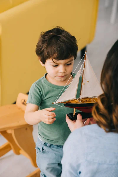 Vista Cortada Mãe Filho Pequeno Com Navio Brinquedo — Fotografia de Stock