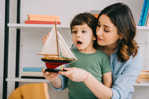 Madre Niño Sorprendido Con Barco Juguete Sala Estar — Foto de Stock