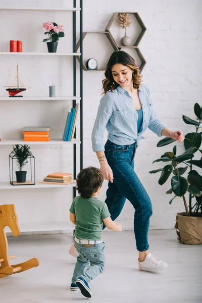 Vue Pleine Longueur Femme Souriante Avec Son Fils Dans Salon — Photo