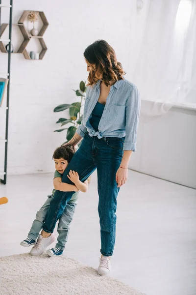 Full Length View Cute Kid Embracing Mom Living Room — Stock Photo, Image