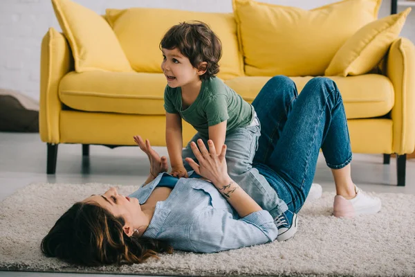 Glückliche Mutter Und Sohn Spielen Auf Teppich Wohnzimmer — Stockfoto