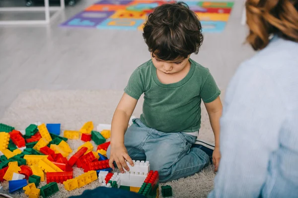 Beskuren Syn Mor Och Son Leka Med Lego Mattan Vardagsrummet — Stockfoto