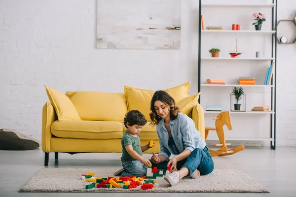 Mutter Und Sohn Spielen Mit Lego Auf Teppich Wohnzimmer — Stockfoto