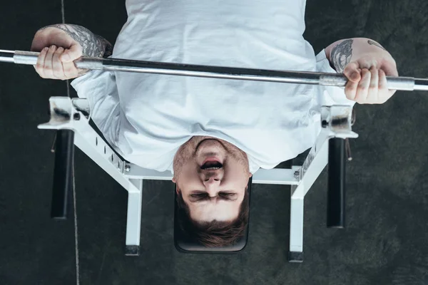 Top View Overweight Tatoed Man Training Barbell Gym — Stok Foto