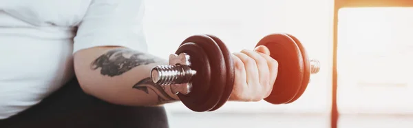 Panoramische Shot Van Overgewicht Getatoeëerde Man Training Met Halter Sportschool — Stockfoto