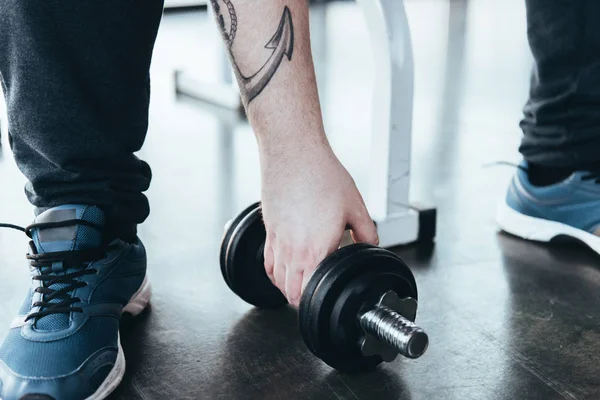 Cropped View Overweight Tattooed Man Trainers Exercising Dumbbell Gym — Stock Photo, Image