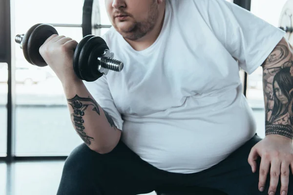 Gedeeltelijke Weergave Van Overgewicht Getatoeëerde Man Wit Shirt Training Met — Stockfoto