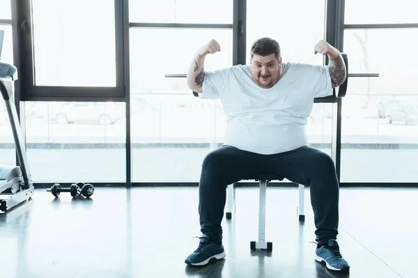 Sobrepeso Tatuado Homem Sentado Banco Mostrando Músculos Ginásio Com Espaço — Fotografia de Stock