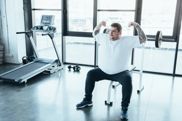 Overgewicht Getatoeëerd Man Zittend Bank Het Tonen Van Spieren Sportschool — Stockfoto