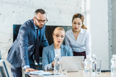 dizüstü bakıyor çekici iş kadınları yakın gözlük yakışıklı işadamı 