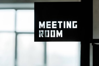 modern ofiste toplantı odası yazı ile siyah metalik tahta 