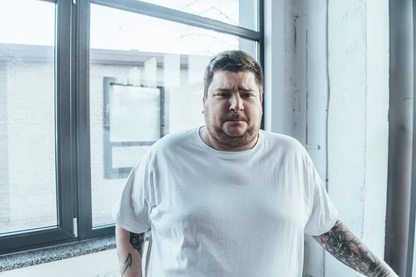 Overweight Tattooed Man White Shirt Looking Camera Gym — Stock Photo, Image