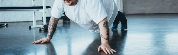 Tiro Panorâmico Homem Tatuado Com Sobrepeso Fazendo Push Exercício Centro — Fotografia de Stock