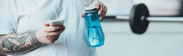 Panoramic Shot Overweight Tattooed Man Holding Sport Bottle Using Smartphone — Stock Photo, Image