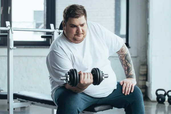 Overgewicht Getatoeëerde Man Zitten Trainen Met Halter Het Sportcentrum — Stockfoto