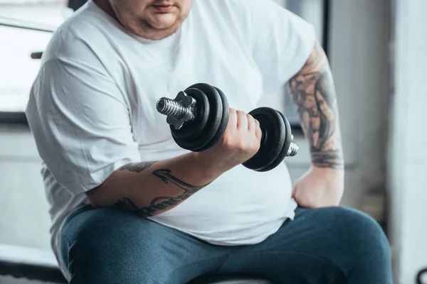 Vista Ritagliata Uomo Tatuato Sovrappeso Seduto Allenamento Con Manubri Palestra — Foto Stock