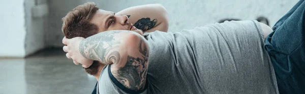 Tiro Panorámico Hombre Tatuado Con Sobrepeso Haciendo Ejercicio Sentado Centro —  Fotos de Stock