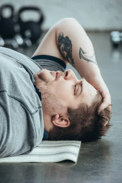 Uitgeput Overgewicht Getatoeëerde Man Grijs Shirt Liggend Fitness Mat Sportcentrum — Stockfoto