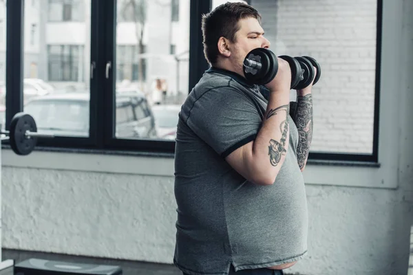 Overweight Tattooed Man Exercising Dumbbells Gym Copy Space — Stock Photo, Image