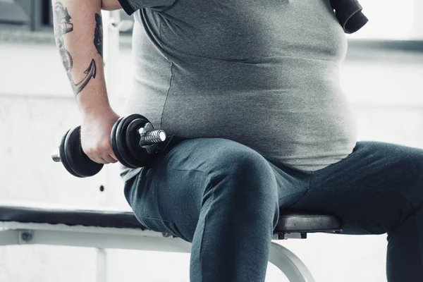 Vista Recortada Del Hombre Tatuado Con Sobrepeso Sentado Entrenando Con — Foto de Stock